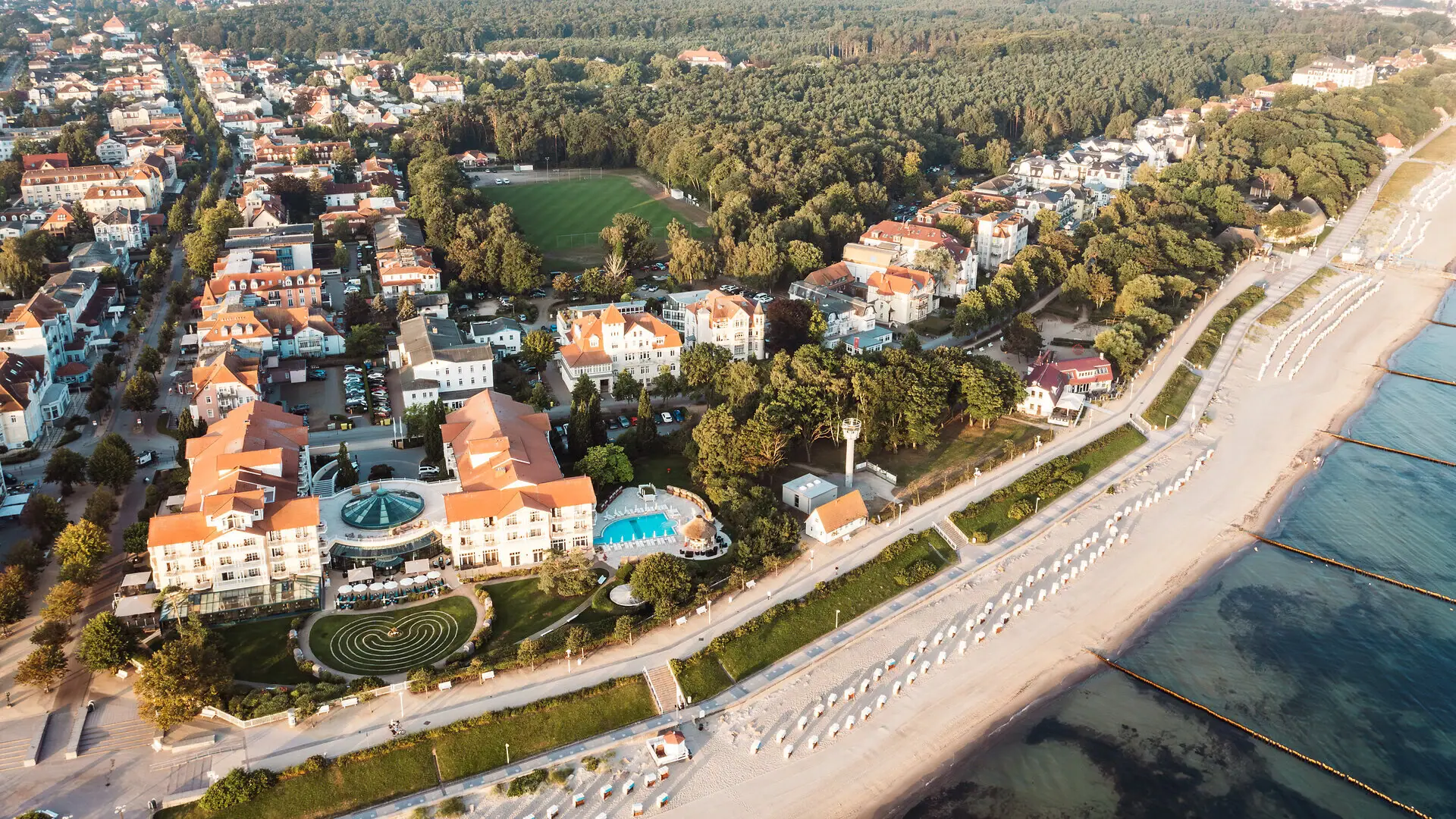 Luftaufnahme einer Stadt am Strand mit Blick auf Wasser und Gebäude.