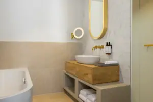 Badezimmer mit Badewanne Badezimmer mit Waschbecken und Badewanne