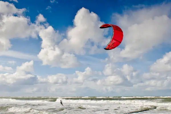 Eine Person beim Kitesurfen auf dem Ozean.