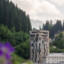 Ein Gebäude mit Bäumen im Hintergrund.