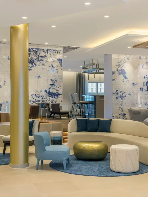 Hotellobby Hotellobby mit Tischen, Sofas und Stühlen