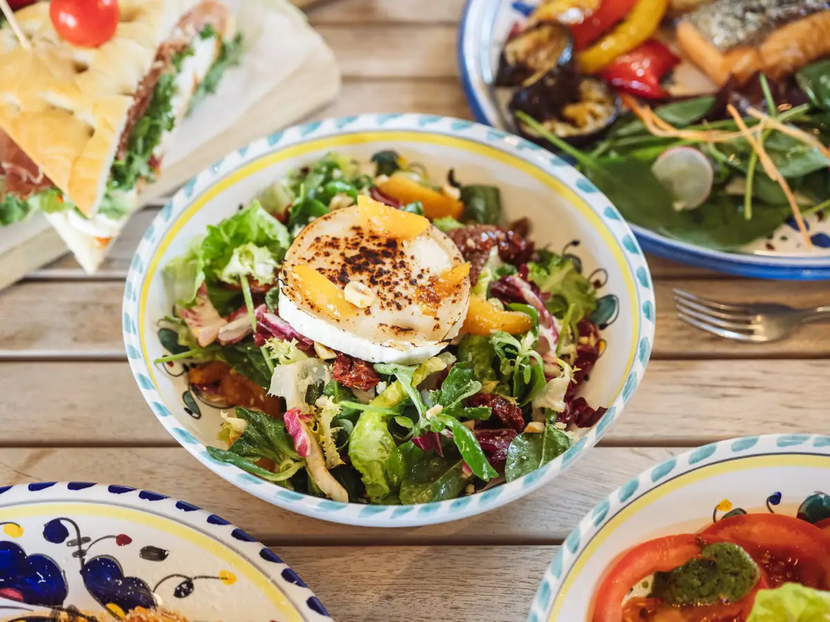 Italienische Spezialitäten voller Frische im A-ROSA Gardasee Bunter Salat mit Ziegenkäse, Orangen und frischem Gemüse – Hochzeitsmenü am Gardasee