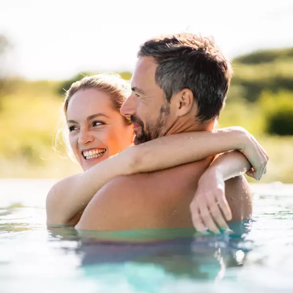Paar im Pool nach Hochzeit im A-ROSA Sylt
