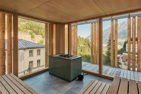 Helle Sauna mit Panoramablick auf die Berge und die historischen Gebäude von Bad Gastein im Straubinger Grand Hotel.