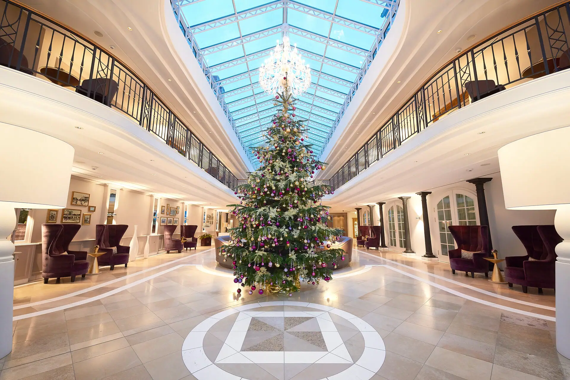 Weihnachtsbaum in einem Gebäude