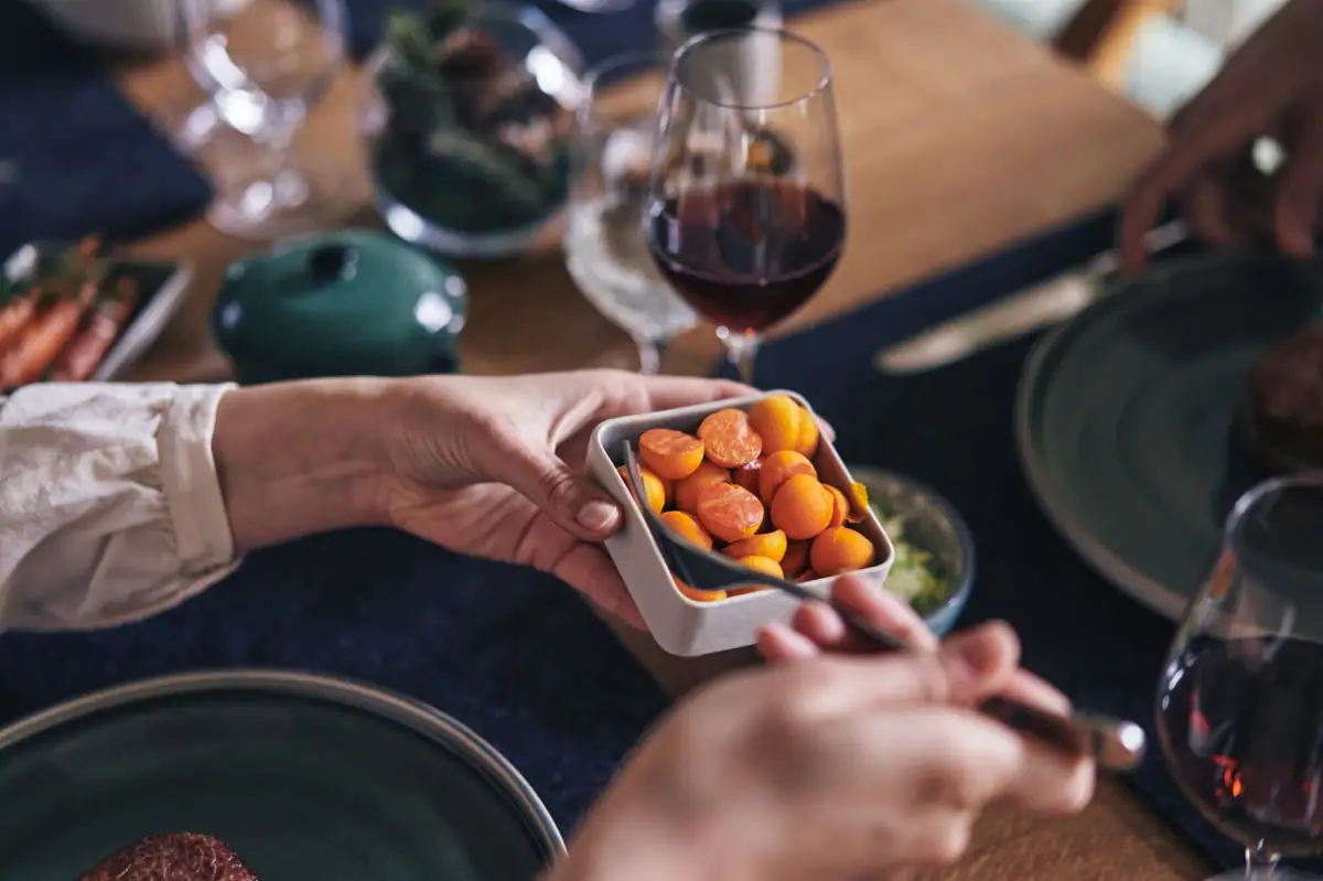 Hand hält eine Schüssel Harzer-Tapas