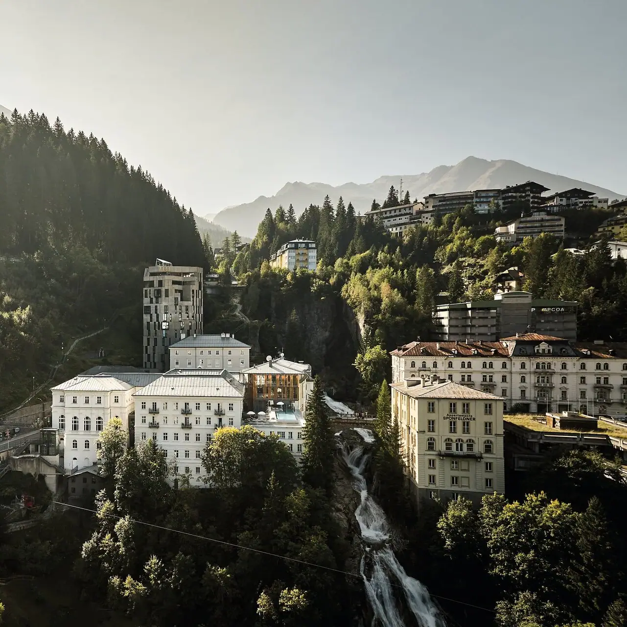Eine Stadt mit Bäumen und Gebäuden im Freien.