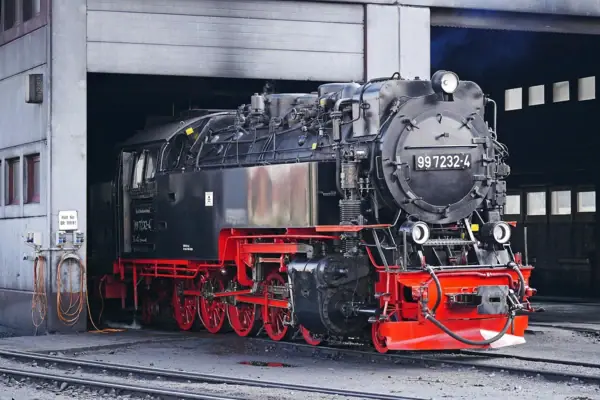 Die Harzer Schmalspurbahn auf den Gleisen am Bahnhof von Wernigerode.