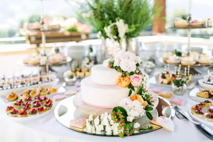 Ein Hochzeits-Buffet mit einer Torte und Fingerfood.