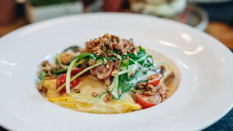 Ein Teller mit Essen auf einem Tisch.