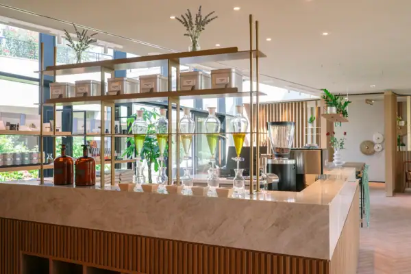 SPA Remedy Bar mit frischen Getränken und Zutaten im A-ROSA Gardasee.