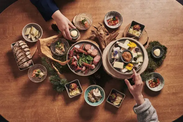 Eine Gruppe von Menschen isst an einem Tisch.