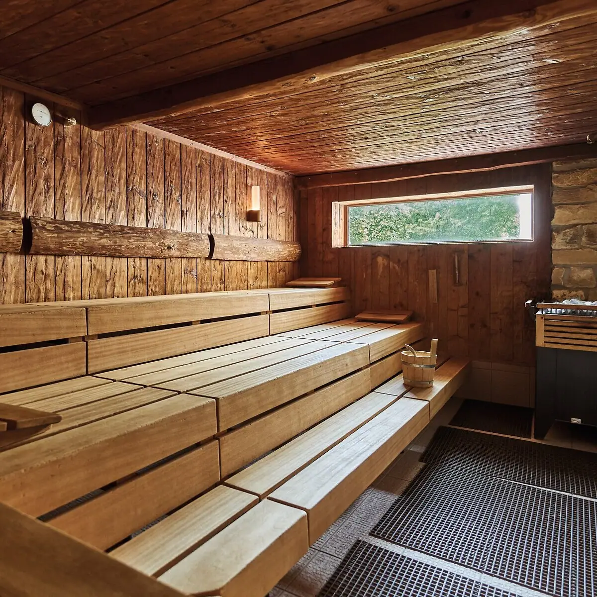 Eine Sauna in Holzverkleidung mit kleinem Fenster