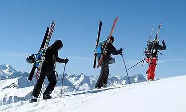 Eine Gruppe von Menschen wandert auf einem schneebedeckten Berg.