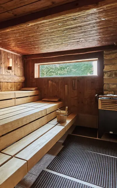 Holzsauna mit Fenster und Ofen