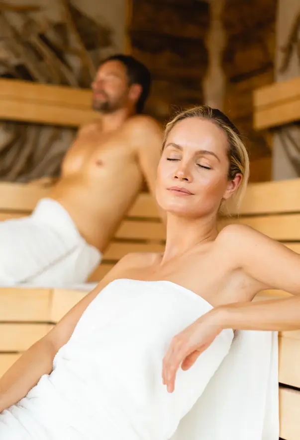 Eine Frau und ein Mann in einer Sauna.