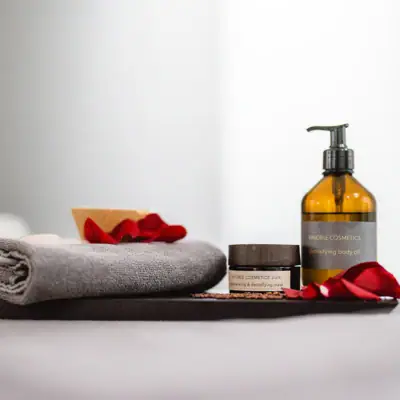 Handtuch und Flasche mit Flüssigkeit