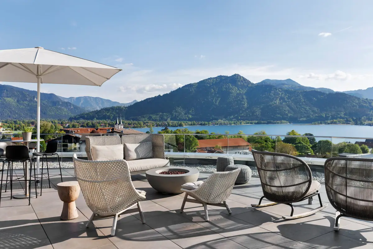 Die Dachterrasse vom A-ROSA Hotel am Tegernsee.