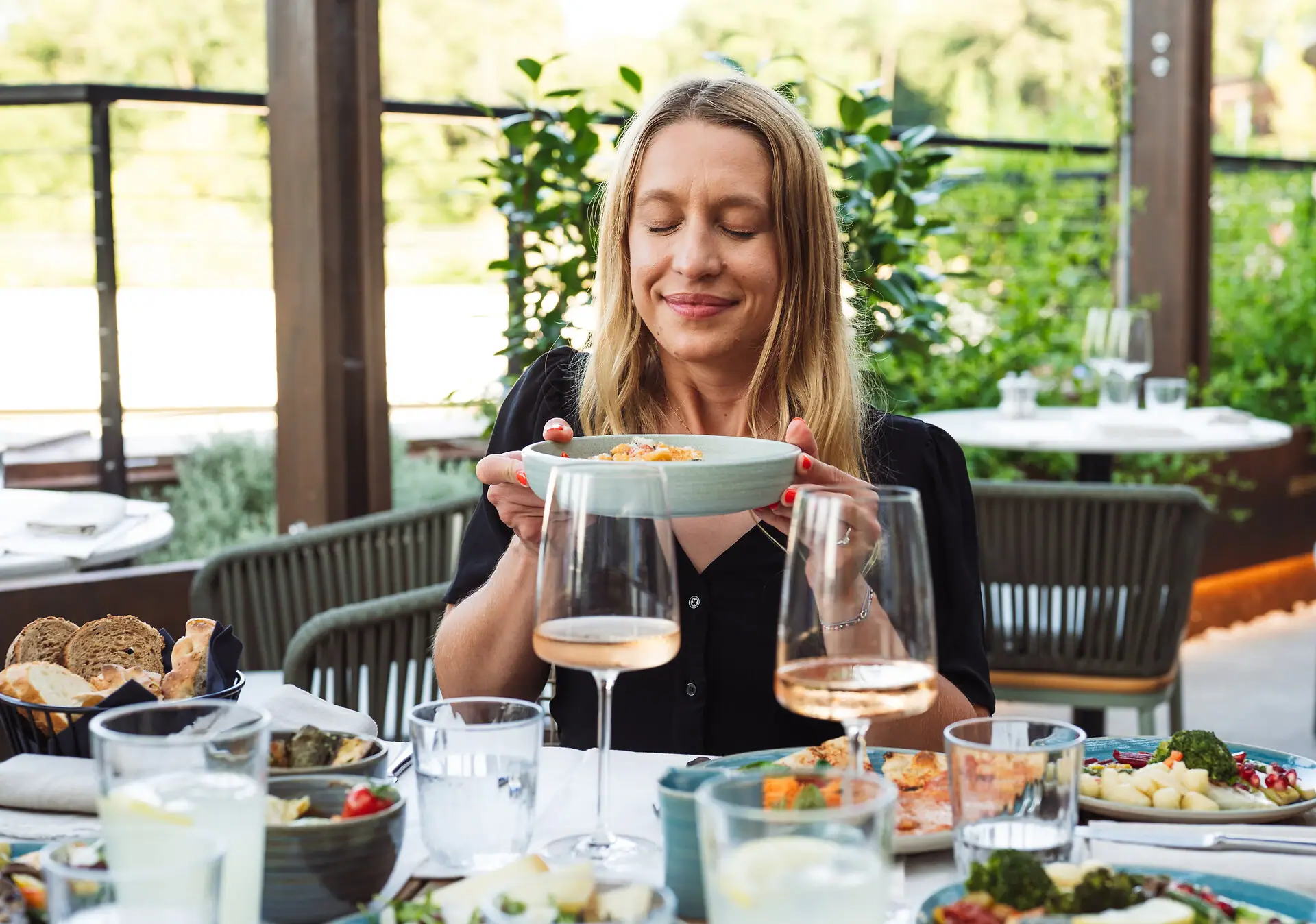 Eine Frau hält eine Schüssel mit Essen.