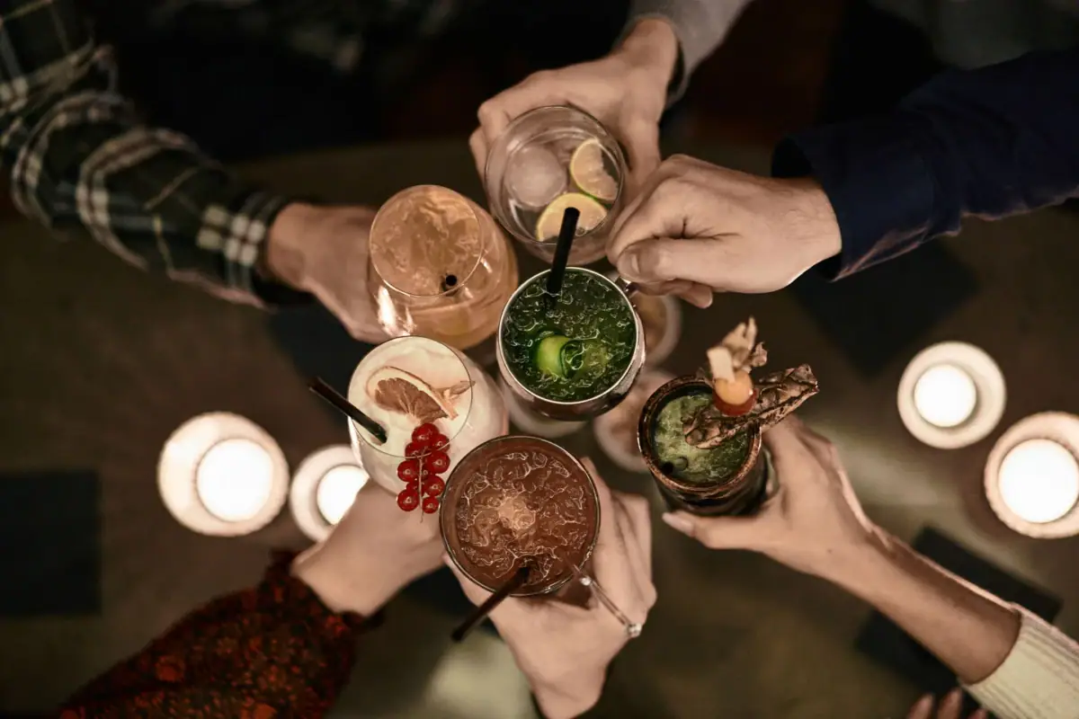 Drinks Kurhaus Binz Eine Gruppe von Menschen hält Getränke