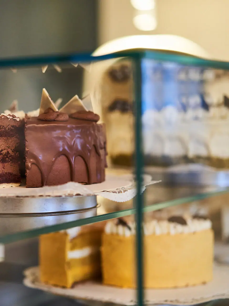 Patisserie im Kurhaus Binz Eine Glasvitrine mit Kuchen.
