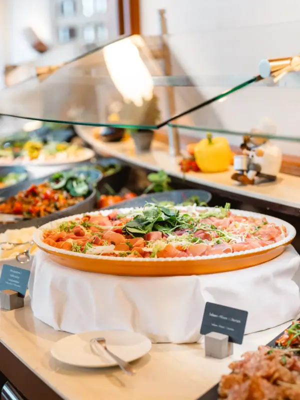 Ein Teller mit Essen auf einem Tisch.