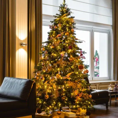 A-ROSA Weihnachtsarrangements Weihnachtsbaum in einem Raum mit festlicher Dekoration.