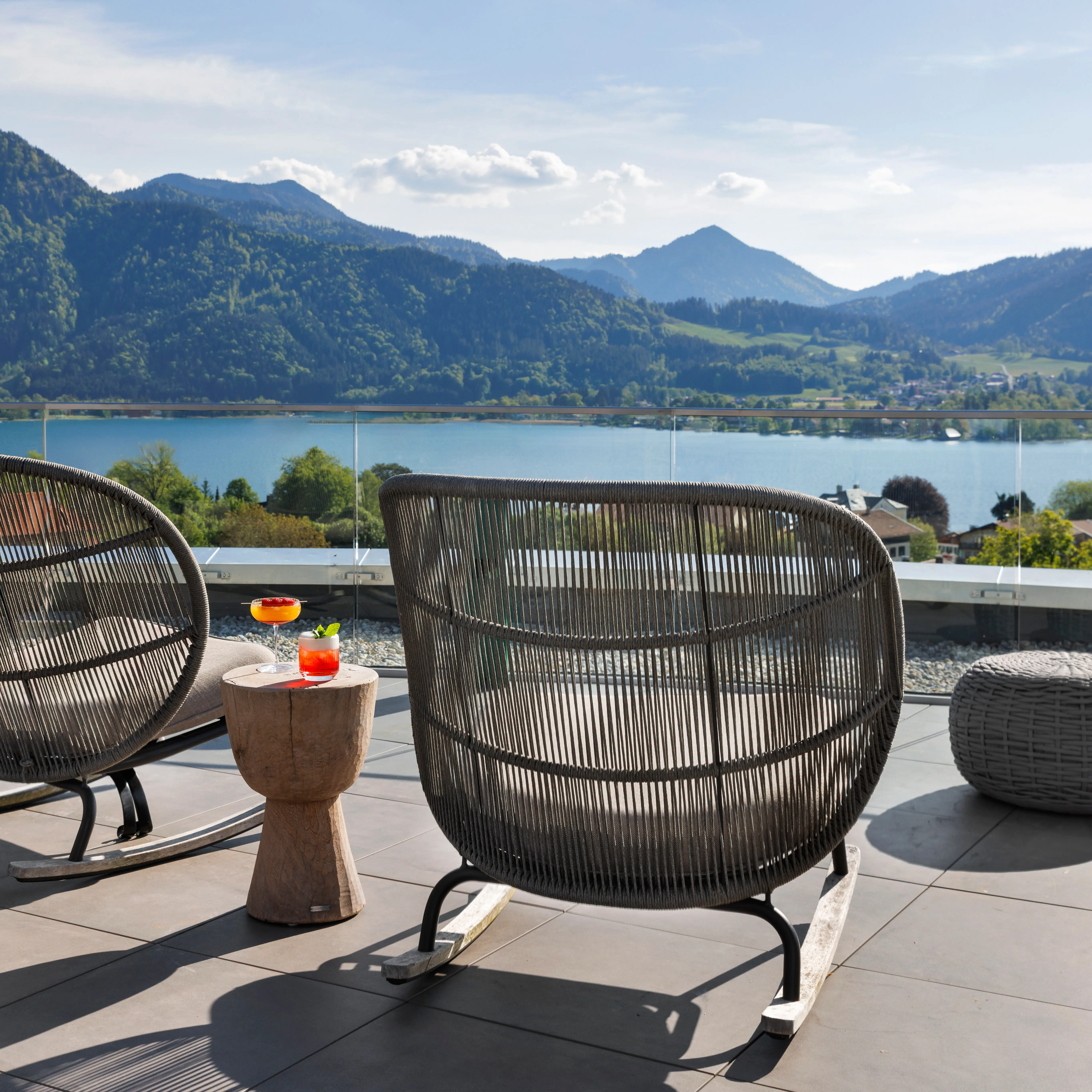 A-ROSA Tegernsee Die Terrasse vom A-ROSA Tegernsee it Sesseln und Drinks sowie dem spektakulärem Blick auf den Tegernsee und die Berge.