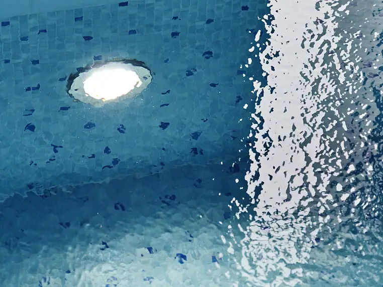 Beleuchteter Pool mit klarem Wasser