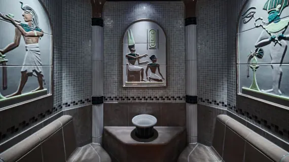 Badezimmer mit Toilette und Waschbecken