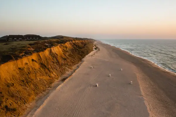 Rotes Kliff Sylt Das Rote Kliff auf Sylt mit Sandstrand und Wasser im Hintergrund.