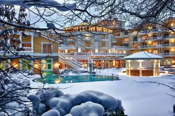 Ein Gebäude mit einem Pool im Schnee.