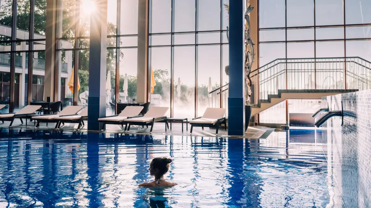 Innenpool Travemünde Eine Frau in einem Schwimmbecken.