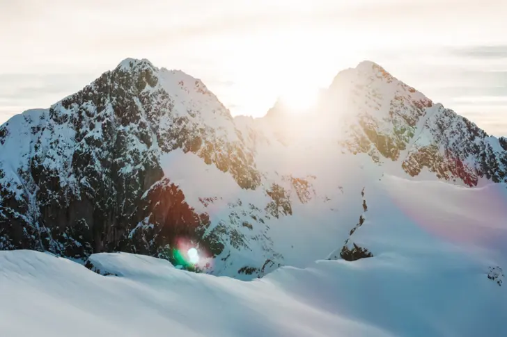 Verschneite Berggipfel unter klarem Himmel.