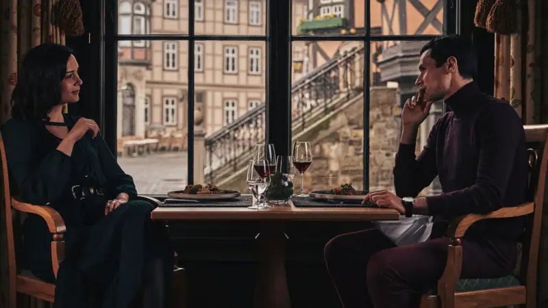 Paar sitzt am Dinnertisch mit Blick auf den Marktplatz