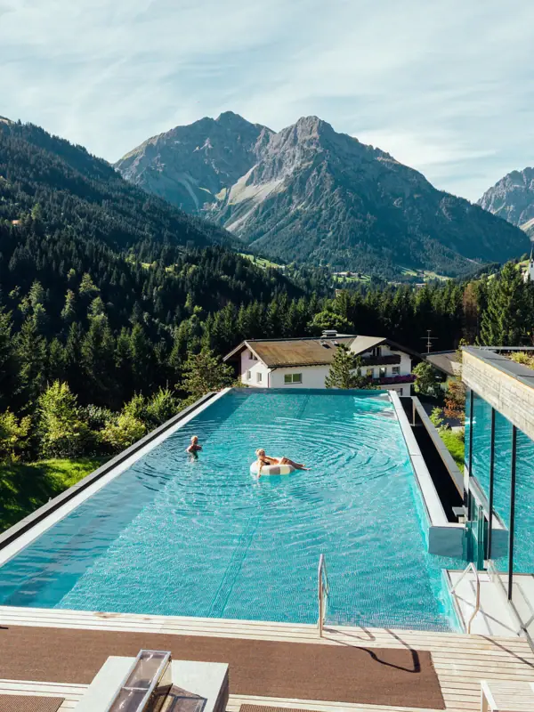 Außenpool im A-ROSA Ifen Hotel Kleinwalsertal