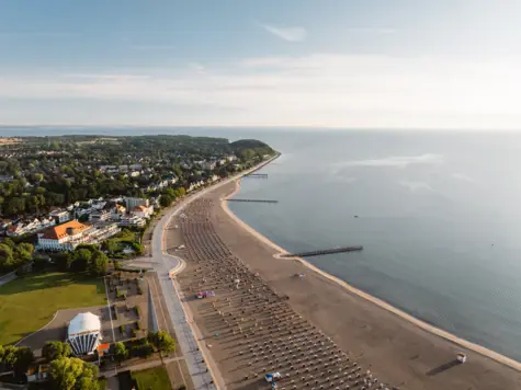 Luftansicht von einer kleinen Hafengegend in Travemünde bei Sonnenaufgang. 