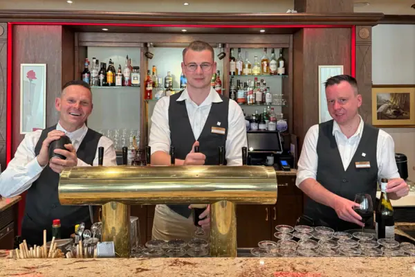 Eine Gruppe von Männern steht hinter einer Bar.