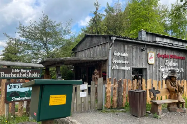 Ein Gebäude mit einem Zaun und Schildern.