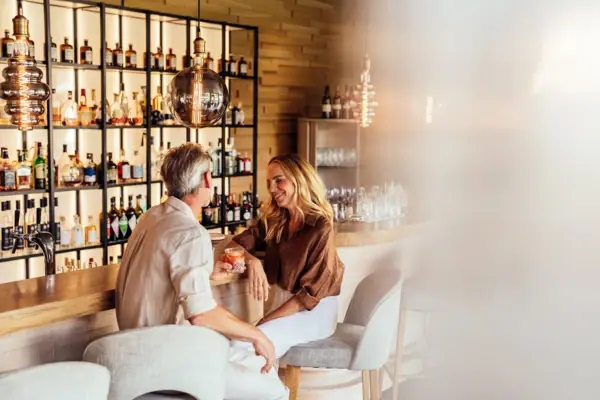 Bar Ein Mann und eine Frau sitzen an einer Bar.