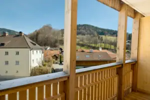 Blick vom Balkon Blick von einem Balkon auf eine Stadt mit Gebäuden und Himmel im Hintergrund.