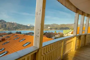 Blick vom Balkon Blick auf einen See von einem Holzdeck eines Hauses aus