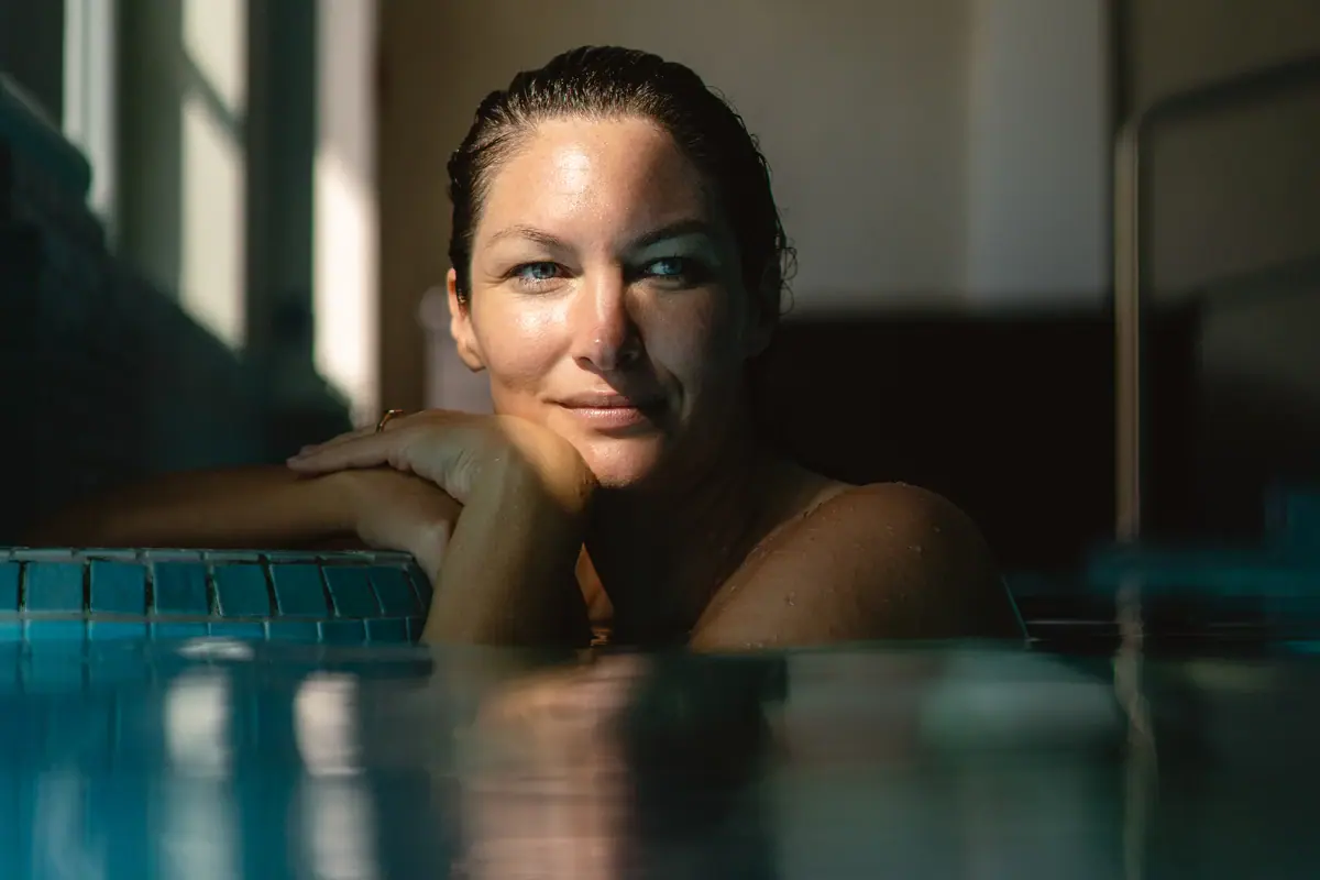 Frau lächelt im Pool