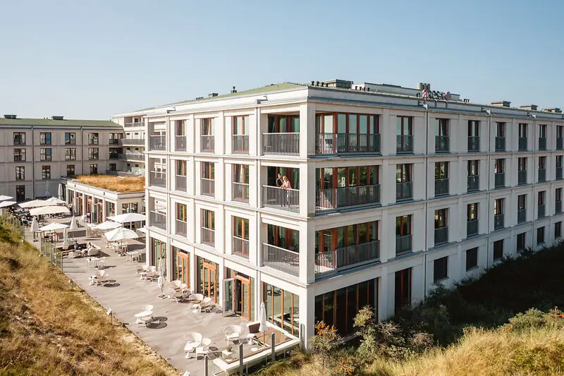 Gebäude mit Terrasse und Stühlen im Freien