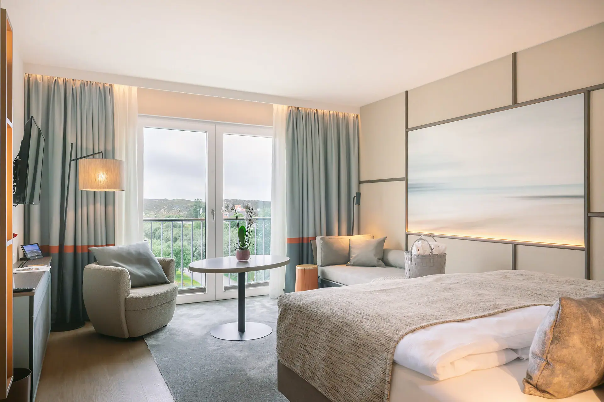 Ein Hotelzimmer mit einem Bett, einem Tisch und Stühlen.