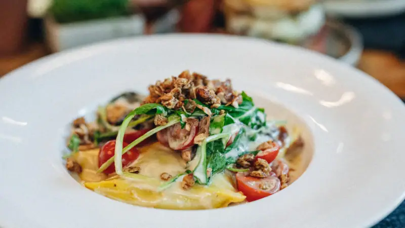 Tellergericht Ein Teller mit Essen auf einem Tisch