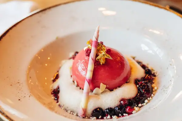 Dessert mit einer Kerze darauf