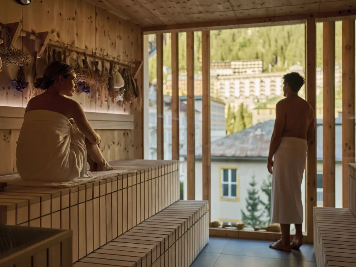Ein Mann und eine Frau in einer Sauna.
