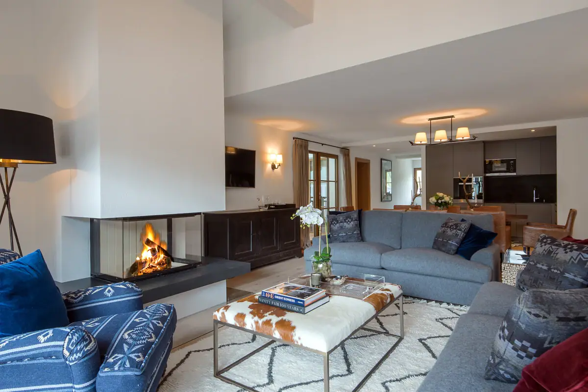 Ein Wohnzimmer mit Kamin und Couch.