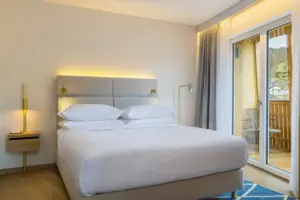 Schlafbereich Ein Bett in einem Schlafzimmer mit Bettwäsche und Kissen.
